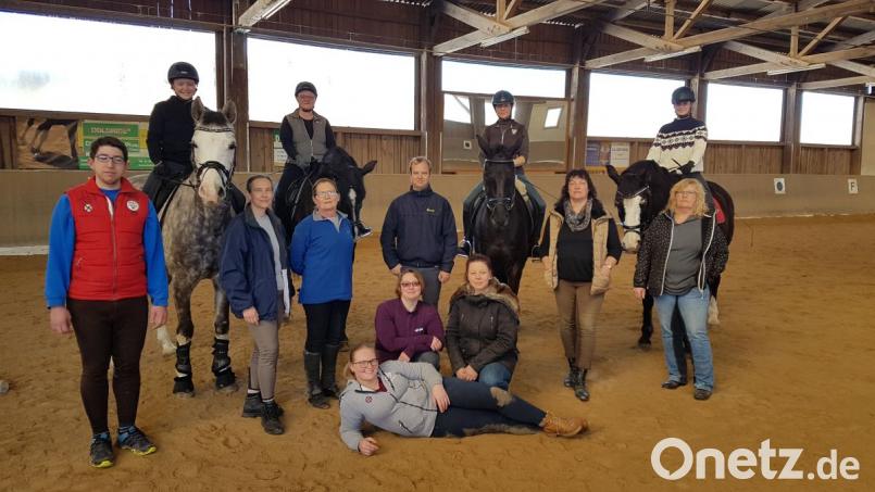 Ein Teil der -Mitglieder, die sich das Erwachsenen-Reitwochenende auf dem Kollerhof gönnten. Bild: exb/Margarita Hausberger