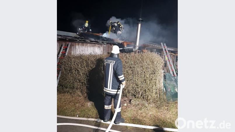Rauch quillt aus einer Gartenhütte in Pressath. Die Feuerwehr muss anrücken und den Brand bekämpfen. Bild: jma