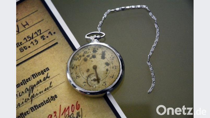 Die silberglänzende Taschenuhr war vermutlich schon bei Rudolf Semmlers Ankunft in Flossenbürg defekt. Bild: Gabi Schönberger