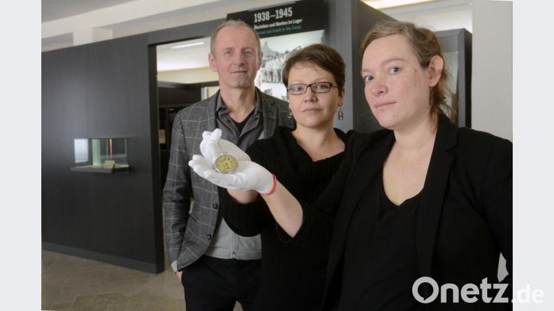 Ramona Bräu (Mitte) vom „International Tracing Service“ übergibt eine Taschenuhr an Annabelle Lienhart und Jörg Skriebeleit von der KZ-Gedenkstätte Flossenbürg. Die Uhr gehörte dem KZ-Häftling Rudolf Semmler. Bild: Gabi Schönberger