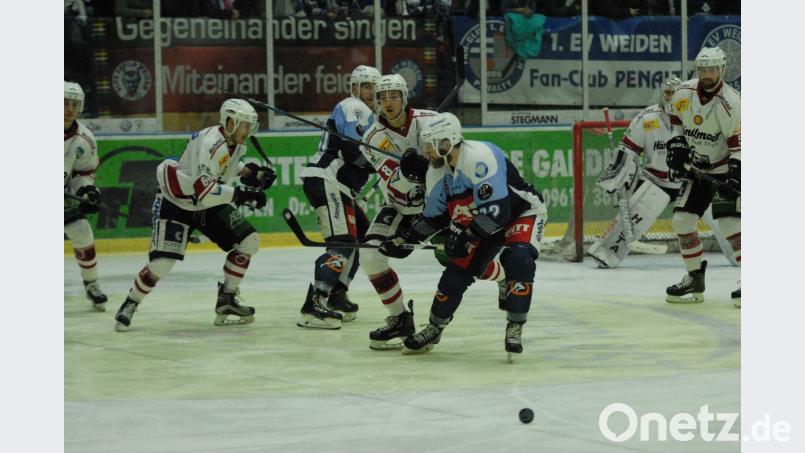 Herbert Geisberger (vorne) und Matt Abercrombie haben in dieser Szene gegen die Regensburger Defensive das Nachsehen. Die Blue Devils verloren am Freitagabend das Oberpfalzderby mit 3:6. Bild: gb