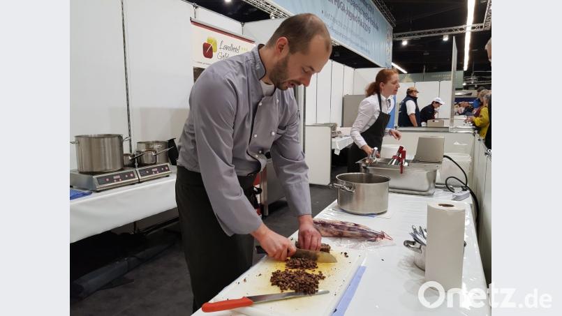 Michael und Sonja Schieder vom Landhotel &quot;Goldenes Kreuz&quot; in Saubersrieth in Aktion bei der Fachmesse HOGA in Nürnberg. Sie demonstrierten, dass nicht nur die Edelteile vom Rind in der Gastronomie verwertet werden können. Bild: exb