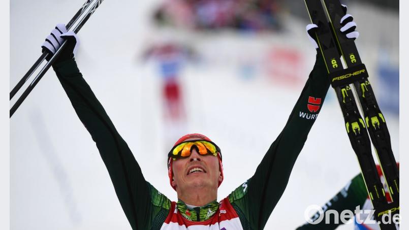 Eric Frenzel jubelt im Ziel über seinen Sieg. Bild: Hendrik Schmidt/dpa