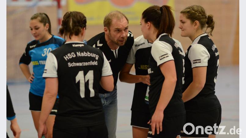 HSG-Trainer Karl Söllner stimmt seine Mannschaft auf das Spiel gegen Schlusslicht HG Amberg ein. Bild: mhs