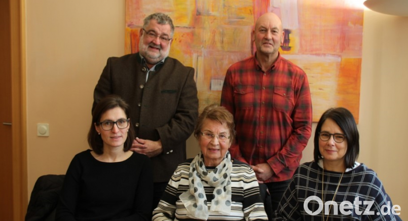 Mit rund 5800 Euro unterstützte die Stiftung die beiden Kindergärten. Unser Bild zeigt (von links): Silke Pfab, Armin Schärtl, Brigitte Laqua, Fritz Lobinger und Andrea Stadler. Bild: arm