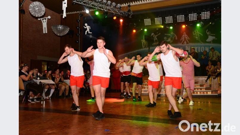 &quot;Wo bleibt der Beifall für uns&quot; scheinen die Akteure des Männerballetts des Vohenstraußer Faschingsvereins fragen zu wollen. Aber keine Sorge, der Auftritt wurde mit stürmischen Beifall begleitet. Bild: bey