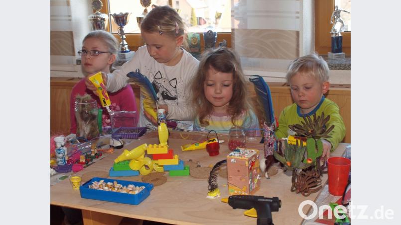 Mit Leidenschaft und Kreativität gestalten die Wolfsbacher Kinder ihren neuen Spielplatz. Bild: sön