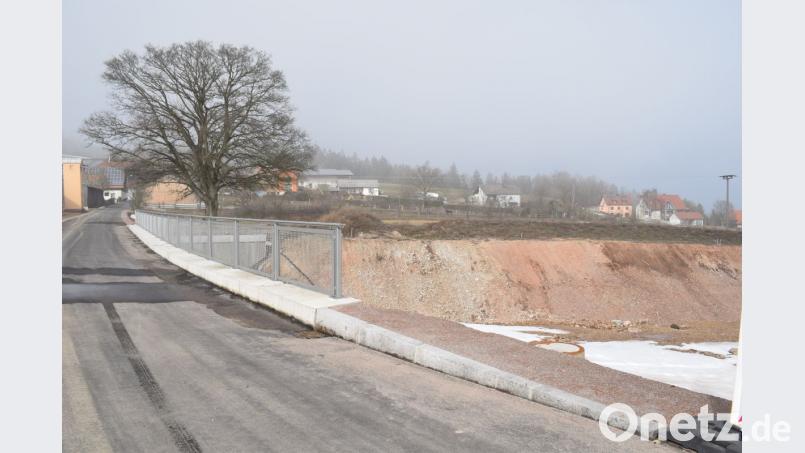 Jetzt muss es schnell gehen. Im Juli wird die Umgehungsstraßen von Mertenberg asphaltiert. Bis dahin müssen die Wasserleitungsrohre verlegt sein. Bild: bnr