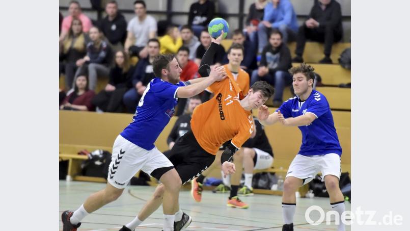 Der junge Amberger Julian Schaller (Mitte) war mit sieben Treffern bester Werfer der HG. Hier wird er von den Auerbachern Sebastian Schwemmer (links) und Elias Küffner beim Fallwurf am Gästekreis behindert. Bild: Hubert Ziegler