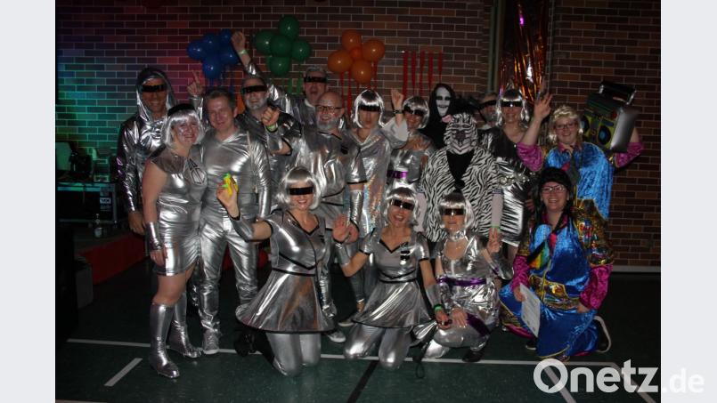 Bei der Maskenprämierung siegten die Außerirdischen vor dem Pärchen „Zebra und Sensenmann“. Auch „Erkan und Stefan“ waren gut drauf. Bild: frd