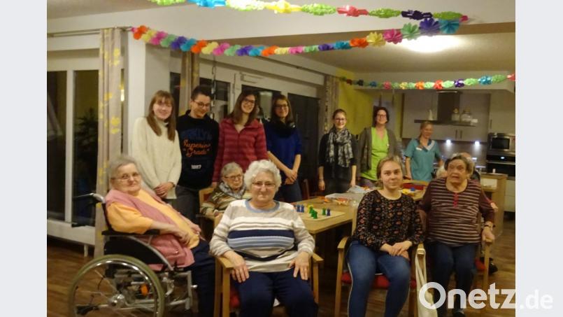 Evangelische Jugend besucht Senioren im BRK-Seniorenzentrum Frohnwiesen. Bild: exb