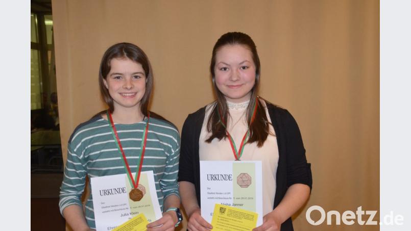 Julia Klein (links) und Alisha Janner von den Hundefreunden Weiden wurden Deutsche Meisterinnen in den Hundesport-Altersklassen 14 und 15. Dafür gab es Medaillen in Gold. Bild: Kunz