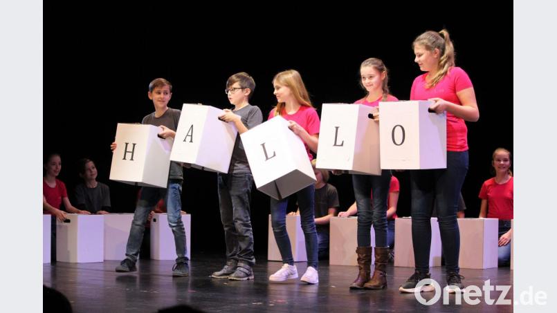 Wortkombinationen der Theaterklasse des Gregor-Mendel-Gymnasiums. Hallo, Atommeile, Altenheim, Herrenteam ergibt zum krönenden Abschluß einen Gruß: &quot;Willkommen hier im Theater&quot;. Bild: Dagmar Williamson