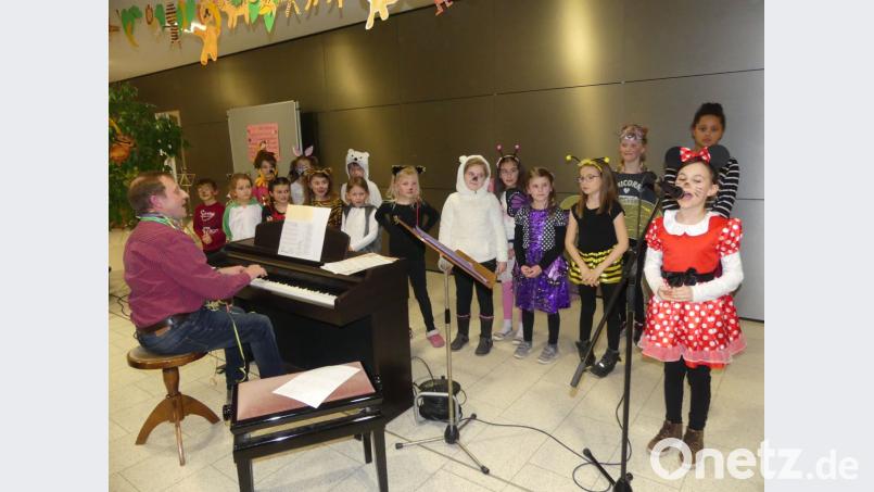 Beim Auftritt des Kinderchores standen abwechselnd auch Solisten am Mikrofon Bild: rn