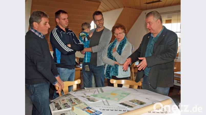 Mit Eltern und Gemeinderäten diskutierte Bürgermeister Dollacker (rechts) die Lage, die Anfahrtswege, die Gestaltung des Spielplatzes und den Termin der Fertigstellung. Bild: sön