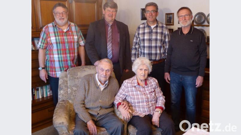 Richard Putz (vorne links) feiert mit Ehefrau Margareta (rechts), Sohn Friedrich (hinten rechts) und den Gratulanten Gerhard Zwack, Bürgermeister Martin Schregelmann und Manfred Herrmann (hinten von links) 90. Geburtstag. Bild: fsb