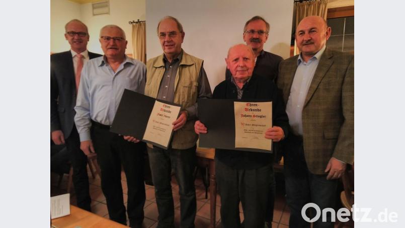 Bürgermeister Bernhard Lindner, Vorsitzender Josef Moosburger, Gartenfachberater Arthur Wiesmet und Georg Götz vom HKA (hinten, von links) gratulieren Josef Iberer und Hans Stiegler (mit Urkunden, von links) zu ihrer Vereinstreue. Bild: mma