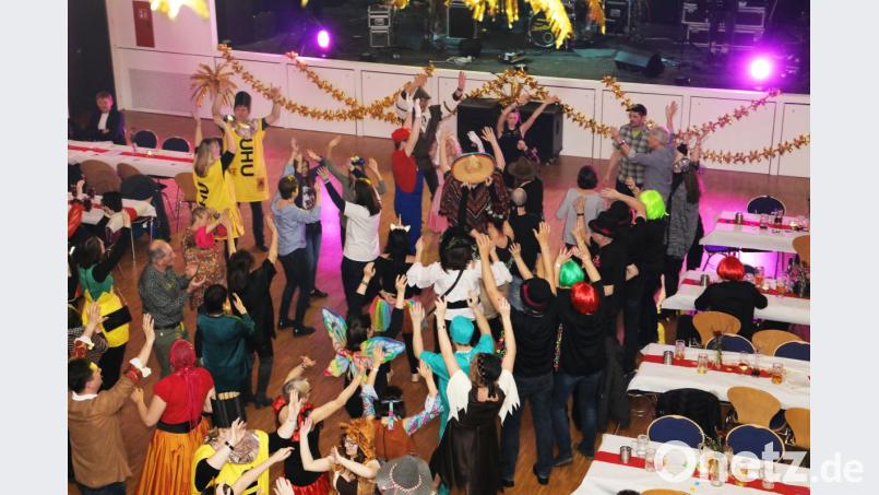 Für eine Superstimmung beim Feuerwehrball sorgte der "Oberpfälzer Buam Express". Bild: njn