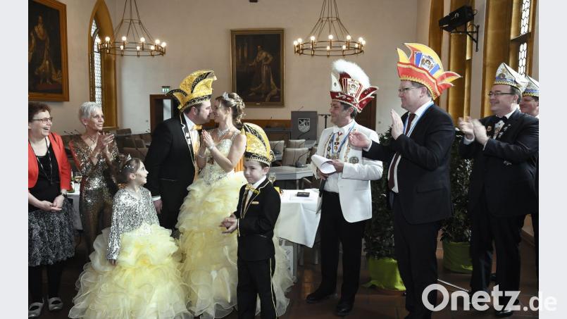 Prinz Daniel küsst Prinzessin Maria. Er darf das, schließlich ist er auf den Tag genau seit acht Jahren mit ihr verheiratet. Doch damit nicht genug: Die geborene Kölbl feiert zeitgleich ihren 38. Geburtstag. Bild: Petra Hartl