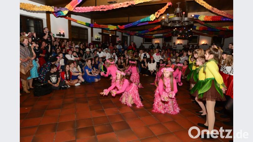 Die Pleysteiner Kindergarde zeigt ihre Tänze frei nach aktuellen Schlagern und internationler Musik. In jedem Fall sind die Kinder mit Begeiisterung und höchster Konzentration bei ihrem Auftritt. Bild: bey