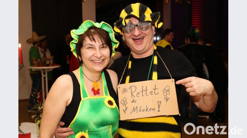 Zweiter Bürgermeister Johannes Reger möchte nicht die Bienen, sondern die Mücken retten. Mit auf dem Bild Ehefrau Marianne. Bild: njn