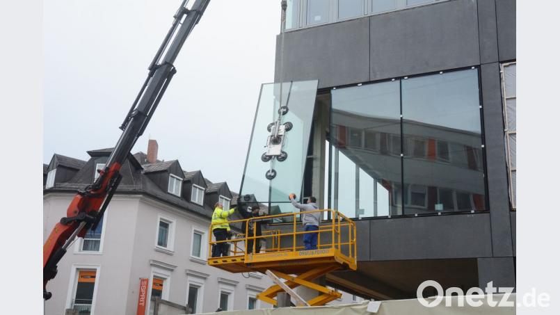 Passgenau setzen die Arbeiter Fenster um Fenster in die Front des Nordoberpfalz-Centers. Bild: Gabi Schönberger