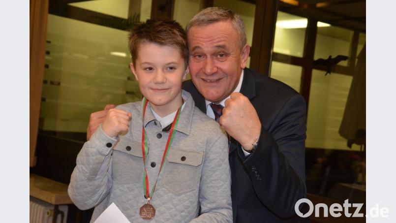 Dietrich Herrmann vom Boxclub Olympia Weiden bekam von OB Seggewiß für seinen Bayerischen Meistertitel die Medaille in Bronze. Bild: Kunz