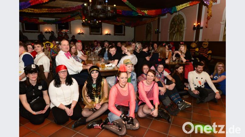 Bei den Auftritten der Garden nutzen die Besucher jede Möglichkeit, um möglichst nahe an der Tanzfläche zu sein. Bild: bey