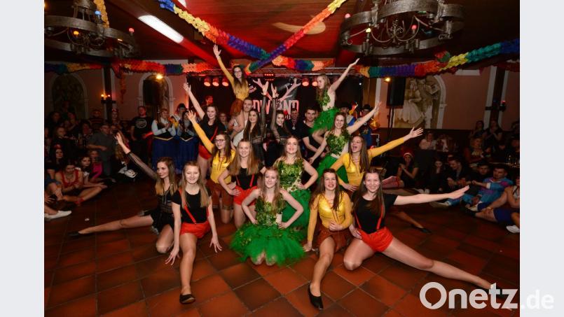 Zum Schluss des Auftritts der Garde in der Mitternachtsshow bietet sich den Besuchern nochmals ein farbenprächtiger Anblick. Mit ihren wunderschönen Kostümen bringt die Garde "richtig Farbe" in den Bachofnersaal. Bild: bey