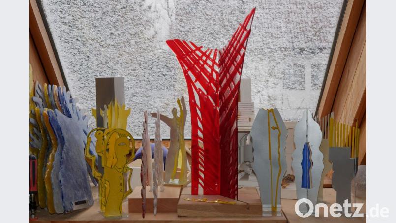 Überall im Atelier stehen fertige Objekte und Modelle für die großen Skulpturen, von denen noch nicht alle verwirklicht sind. Bild: tr