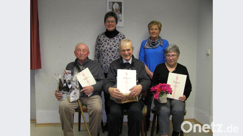 In der Jahreshauptversammlung der katholischen Arbeitnehmerbewegung Neusorg durften Josef Müller (sitzend von links), Pfarrer Hans Riedl und Elisabeth Braun Urkunden und Ehrennadeln entgegen nehmen. KAB-Vorsitzende Gabriele Söllner und ihre Stellvertreterin Irmgard Dumler gratulierten ihnen zur Auszeichnung. Es fehlen Klara Stehbach und Adelheid Zembsch. Bild: öt
