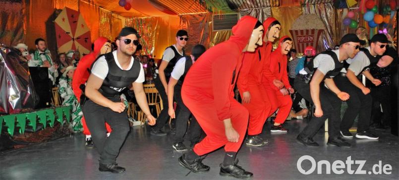 Was das wohl wird? Das Männerballett voll in Aktion. Bild: jml