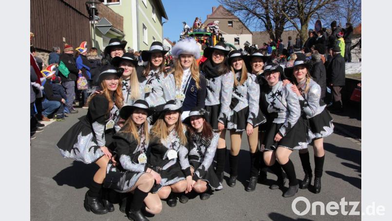 Faschingszug Mähring 2019: Natürlich ist auch die gastgebende Garde von &quot;Rosamunde&quot; ganz vorne beim Faschingsumzug durch die Mähringer Straßen mit dabei. Bild: kro