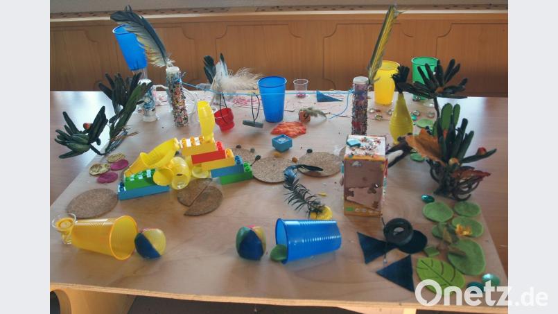 So stellen sich die Kids ihren neuen Spielplatz vor: Eine Seilbahn. hier zwischen zwei mit Federn gekrönten Pfeilern, ist dabei ein Muss. Bild: sön