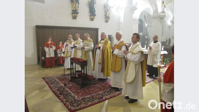 Kaplan Paul Gebendorfer, Pater Klaus Kniffki, Pfarrer Karl-Dieter Schmidt, Stadtpfarrer Georg Flierl, Pfarrer Martin Neumaier und Pater Benedikt Leitmayer (von rechts) bei der 382. Monatswallfahrt in Tirschenreuth. Bild: mdö