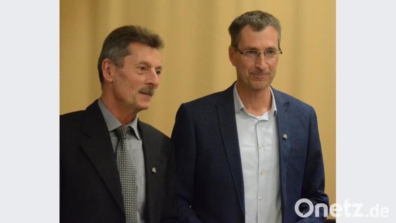 Freuten sich über Plaketten und Nadeln in Silber: Manfred Ziegler, 3. Deutscher Meister im Hochsprung (AK 55) und Marcus Buegger, 3. Deutscher Meister im Speerwurf (AK 55), beide Turnerbund Weiden. Bild: Kunz