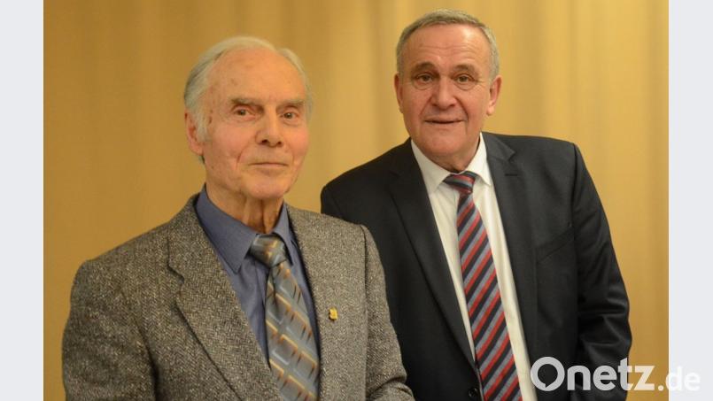 OB Kurt Seggewiß zeigte sich stolz an der Seite des mehrfachen Senioren-Weltmeisters in Leichtathletik Dr. Karl Schmid, der für seine Leistungen mit der Plakette in Gold sowie der Nadel in Gold ausgezeichnet wurde. Bild: Kunz