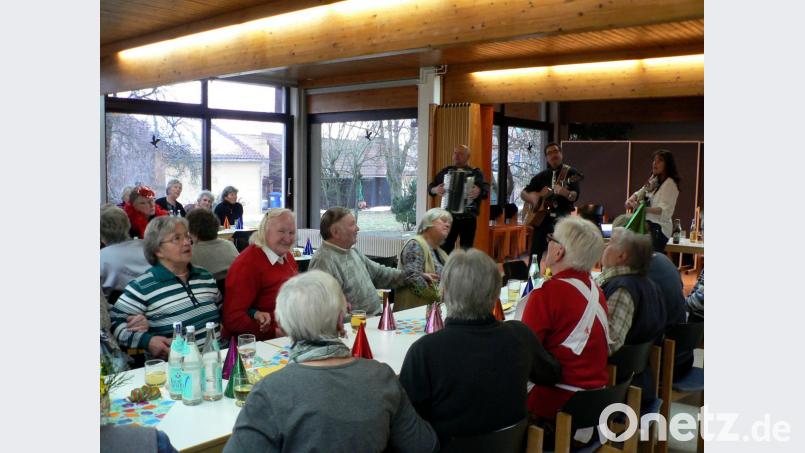 Es herrschte ausgelassene Stimmung beim Seniorenfasching der evangelischen Kirchengemeinde in Neustadt. D`Juxer trugen mit ihrer Musik wesentlich dazu bei. Bild: exb
