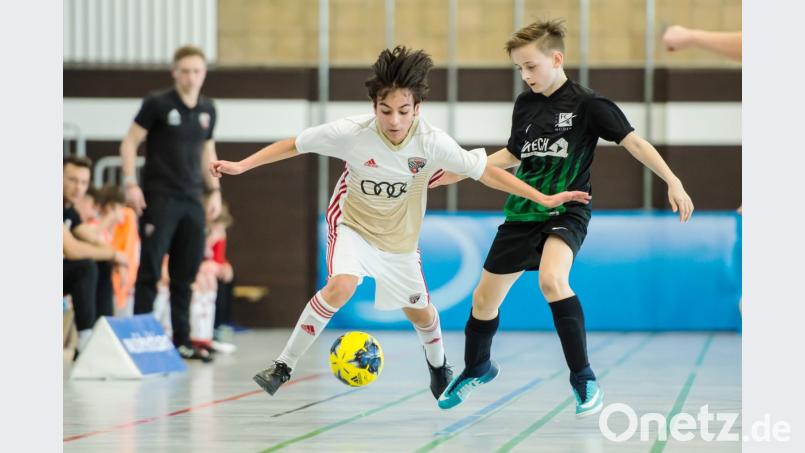 Die D-Junioren des FC Weiden-Ost (rechts Semino Völkl) kämpften bei der bayerischen Futsal-Meisterschaft zwar, was das Zeug hielt. Das 0:0 gegen den FC Ingolstadt bedeutete aber den einzigen Punktgewinn für den Oberpfalz-Bezirksmeister. Bild: Anand Anders