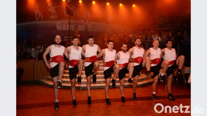 &quot;Hoch die Beinchen&quot; - was bei den Gardetänzerinnen immer so leicht und spielerisch aussieht, beherrscht das Männerballett des Vohenstraußer Faschingsvereins aber ebenso gut. Bild: bey