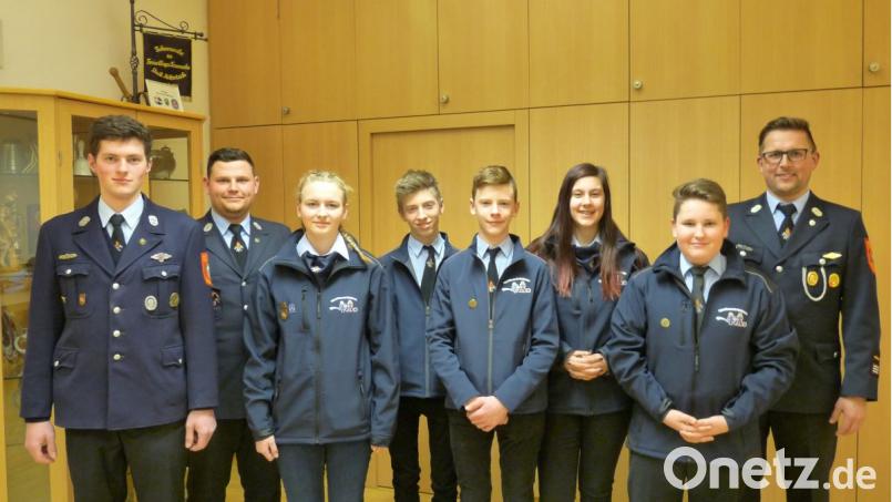 Die neue Führungsmannschaft der Jugendfeuerwehr Waldsassen (von links): Schülerwart Georg Mayer, Jugendwart Felix Kubitschek, Feline Gmeiner, Andreas Rothaler, Timo Saller, Vanessa Röckl, Christian Urbanek und Kommandant Tobias Tippmann. Bild: flm