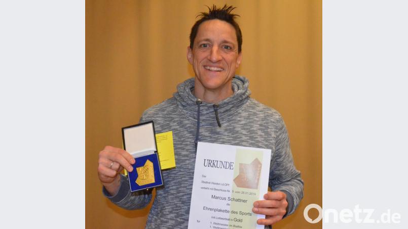 Meisterhaft: Marcus Schattner vom Team Oberpfalz wurde Weltmeister im Biathle, Triathle und in der Biathle-Mannschaft. Dafür bekam er neben der Nadel in Gold auch die Ehrenplakette in Gold mit Lorbeerkranz. Bild: Kunz