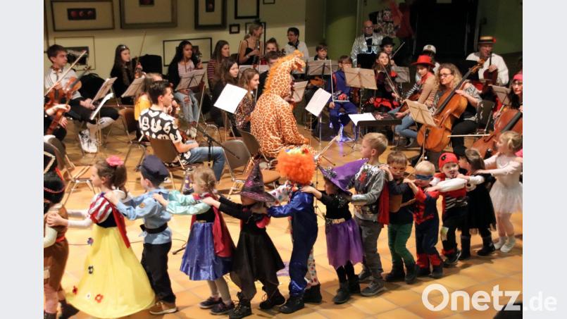 &quot;Wir marschieren durch die Straßen, denn wir woll&#039;n es krachen lassen&quot; ,sangen die Jüngsten von der Musikalischen Früherziehung (vorne). Im Hintergrund das Jugendorchester. Alle Mitwirkenden erfreuten mit phantasievollen und teilweise aufwendigen Kostümen. Bild: cog