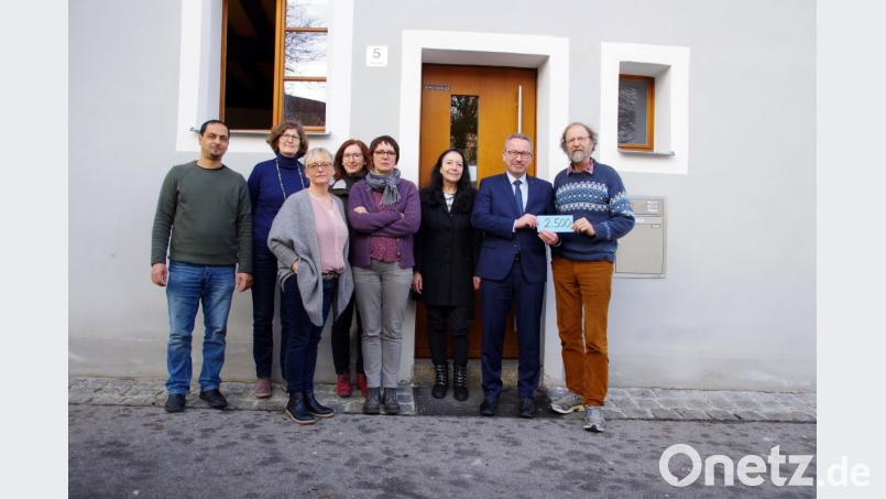Die KASA-Mitarbeiter von links: Bashar Cleiquit, Angelika Brandt, Silke Jüstel, Irina Frescher, Renate Fenzel-Bücherl, Theo Wißmüller (ganz rechts), Petra Schöllhorn und Jörg Melchner (Zweite und Dritter von rechts). Bild: müb