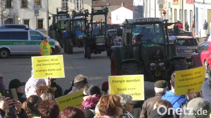 In Neustadt demonstrieren die Stromtrassen-Gegner. Bild: Gustl Beer