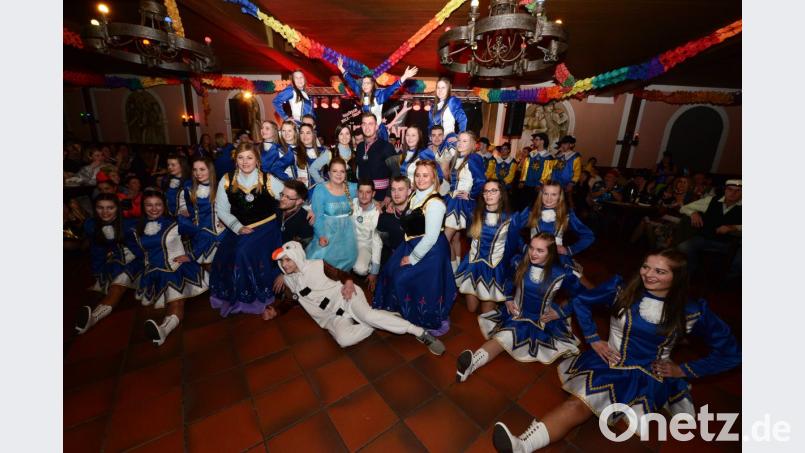 Die Prinzengarde und das Faschingsprinzenpaar René I. und Alexandra II. (Mitte, kniend) begeistern die Besucher mit ihrem gemeinsamen Tanz. Bild: bey