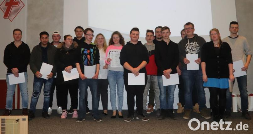 Die Gewinner des Brühwurstpokals 2018/19. Dieser Preis wird jährlich im Rahmen der Ausbildung von der Berufsschule in den 11. Klassen durchgeführt. Bild: mfh