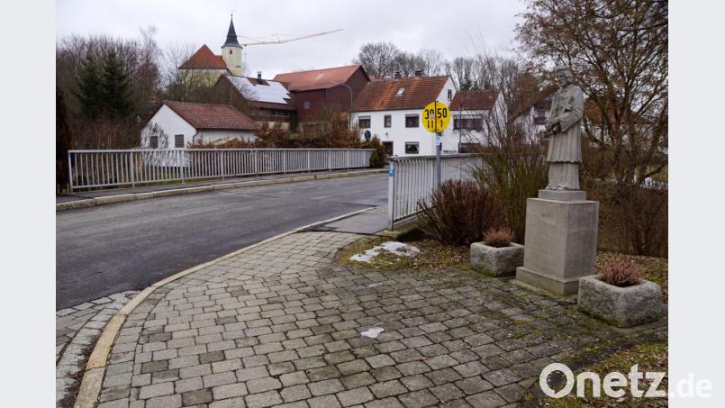 Die Brücke über die Haidenaab sollte längst saniert werden. Nun befürchten die Bürger eine Gewichtsbeschränkung von 12 Tonnen. Da blieb die Frage, müssen die Landwirte künftig über Wirbenz zu ihren Feldern fahren? Vielleicht kann es der Brückenheilige noch verhindern. Bild: bkr