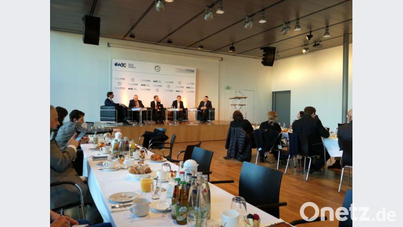 Ronen Bergman (von links), Amos Yadlin, Michel Friedman und Tom Malinowski diskutierten unter der Leitung des Präsidenten der Europäischen Rabbinerkonferenz Rabbi Pinchas Goldschmidt. Bild: Alexander Pausch