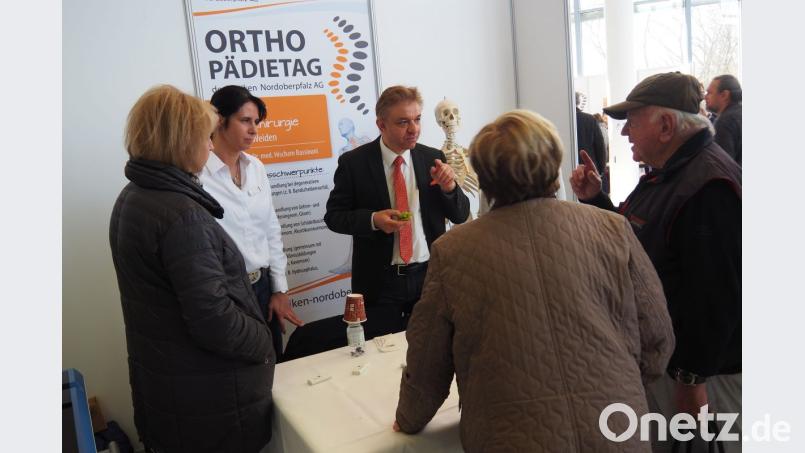 Klinikärzte wie hier Dr. Hischam Bassiouni standen an den Informationsständen Rede und Antwort. Bild: Bühner